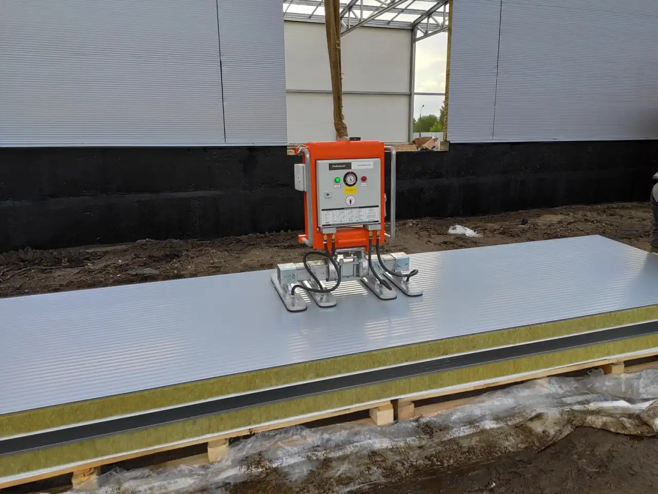 Сдаем в аренду вакуумные подъемники для сэндвич панелей и стеклопакетов, фотография 2