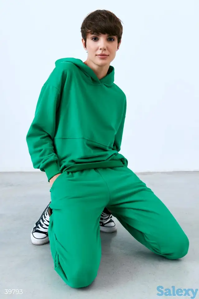 Повседневный костюм трендового зеленого цвета, фотография 1