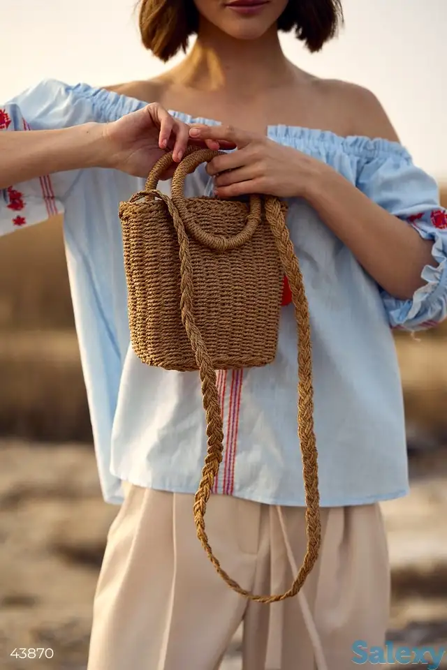 Плетеная сумка бежевого цвета, фотография 1