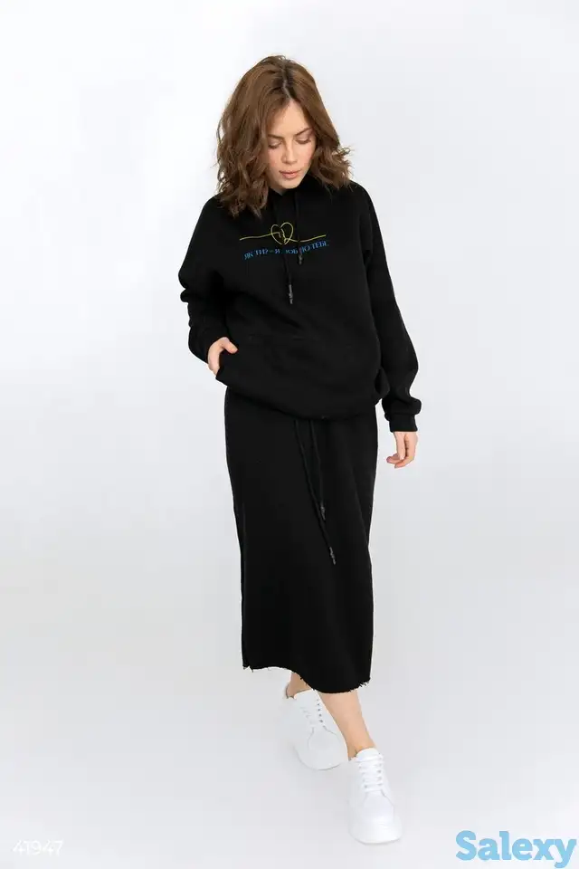 Черный костюм с юбкой 