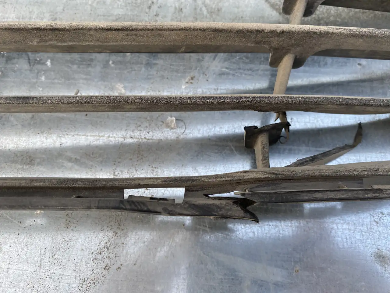 Решетка радиатора нижняя Solaris, фотография 2