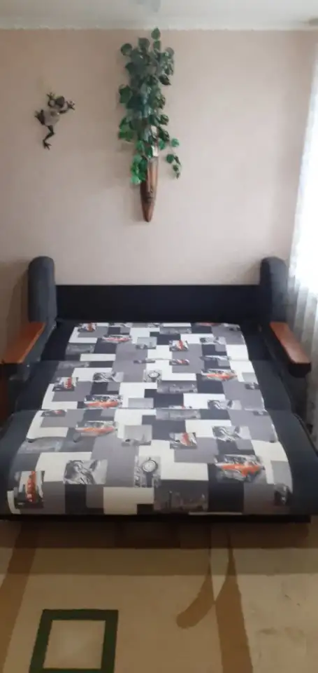 Диван в отличном состоянии двух спальный раздвижной. Покрывало по размеру прелагается вместе. Внизу два ящика., фотография 3