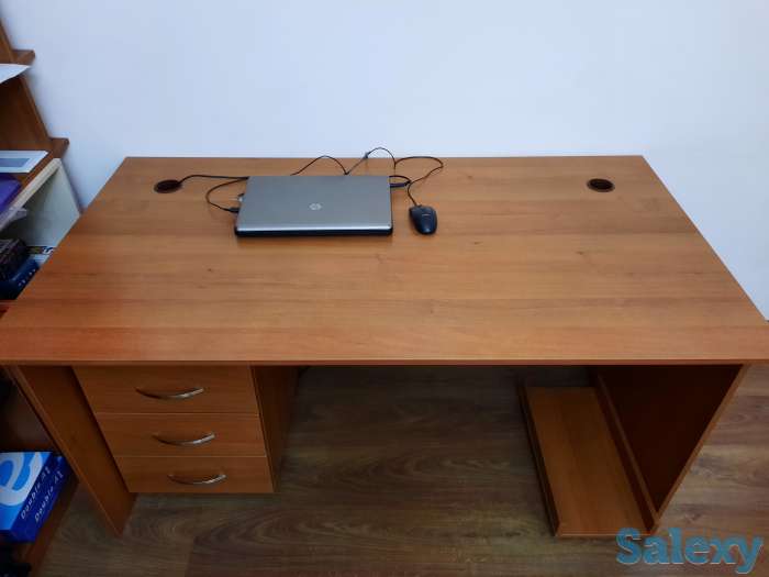 Письменный стол размер 1500х800 с тумбой и подставкой под компьютер., фотография 1