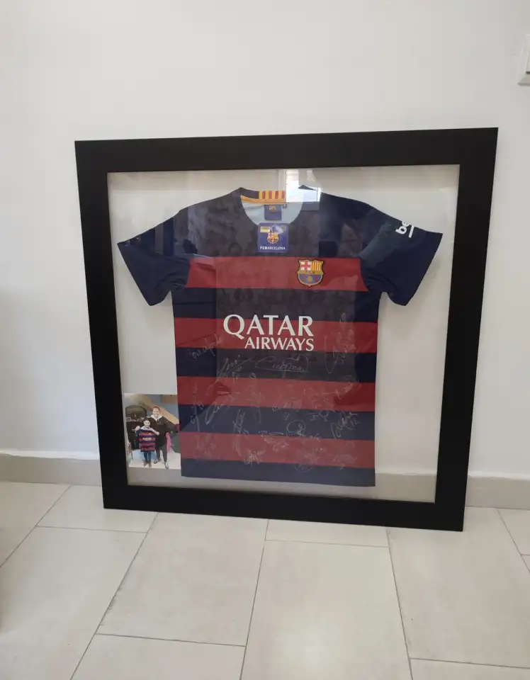 Футболка с автографами игроков FC Barcelona, фотография 1