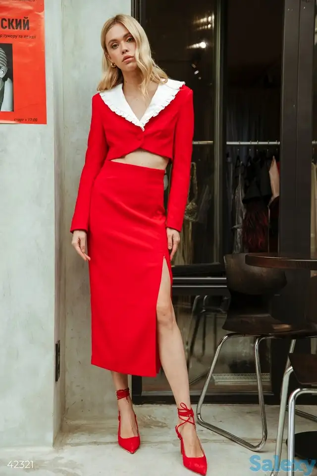 Костюм с акцентным воротником, фотография 2