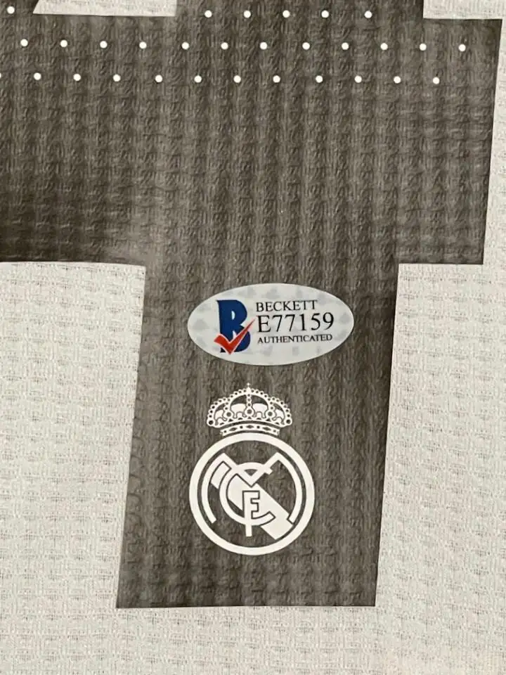 Футболка ФК «реал Мадрид» с автографом Серхио Рамоса сезон 2018-19, фотография 5