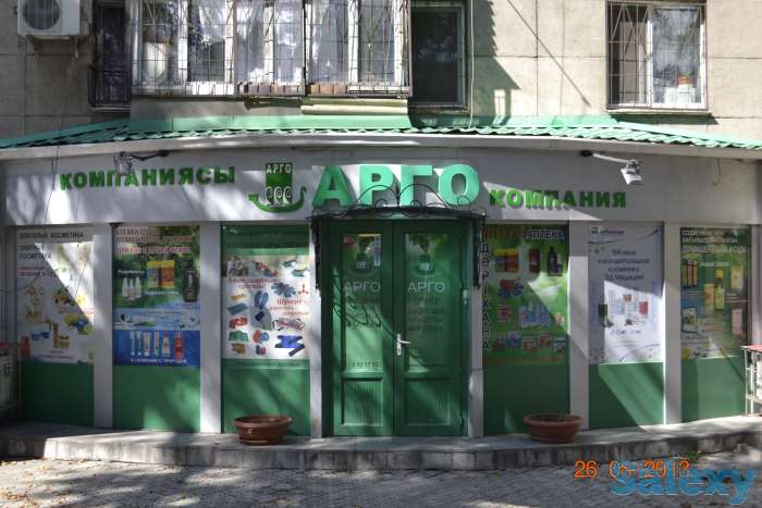 Оформление витрин: оклейка стекол оракалом, накладные элементы, 