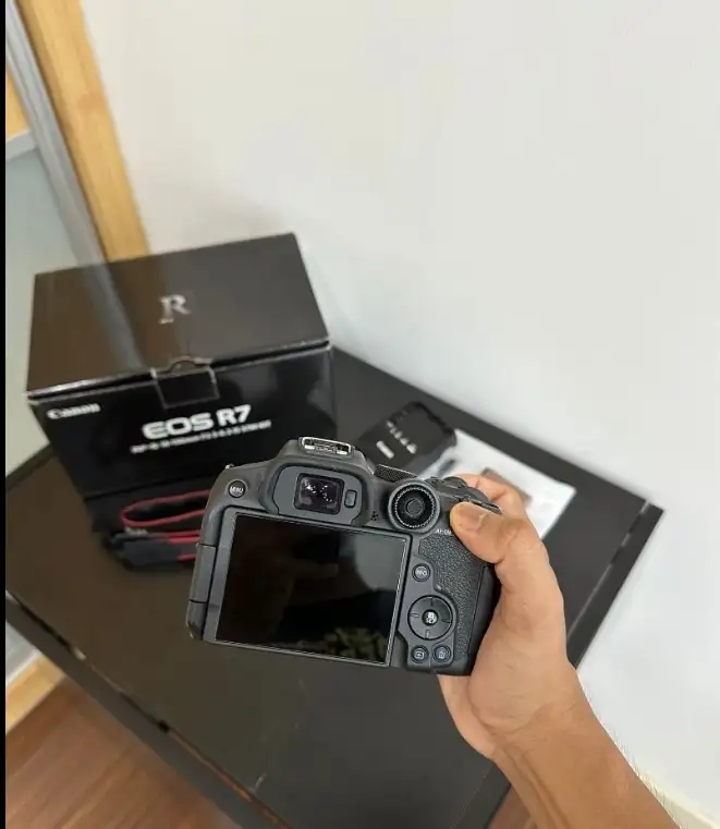 беззеркальная камера canon eos r7 body с оригинальной коробкой  аксессуары, фотография 5