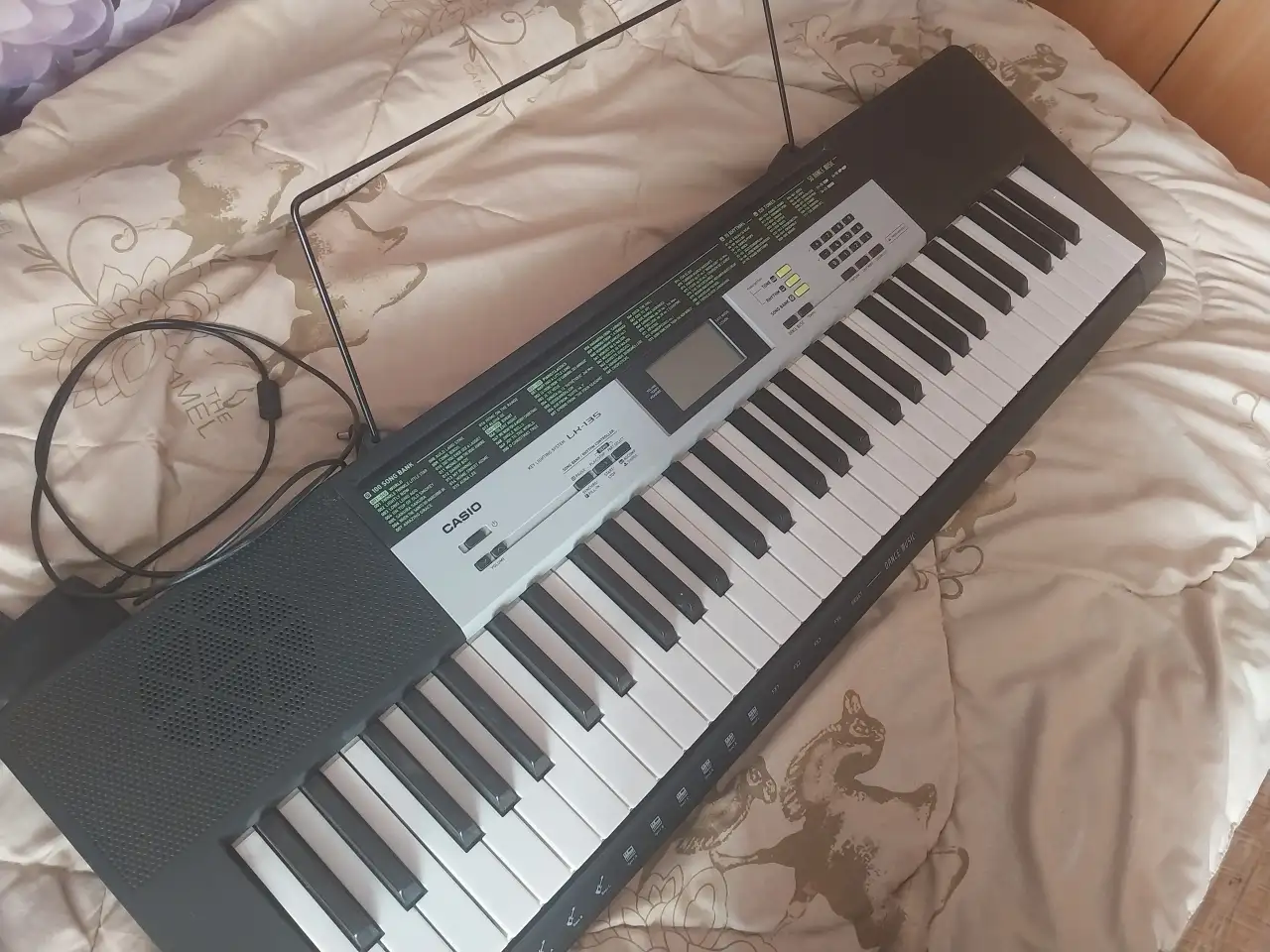 Срочно продам синтезатор Casio LK 135, фотография 1