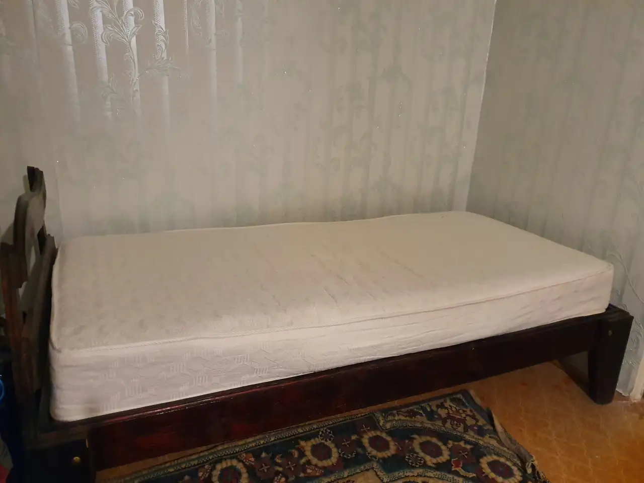 Продам деревянную кровать с матрацем в хорошем состоянии, недорого, фотография 2