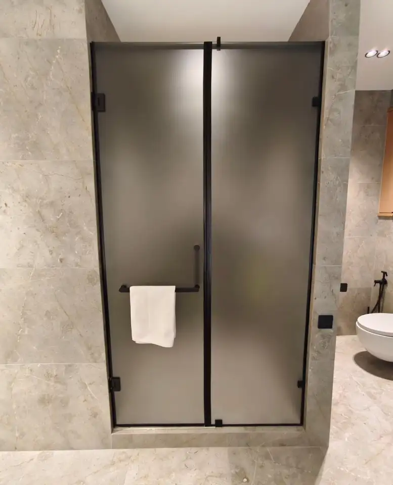 Изготовление и монтаж душевых перегородок из каленого стекла на заказ, фотография 1