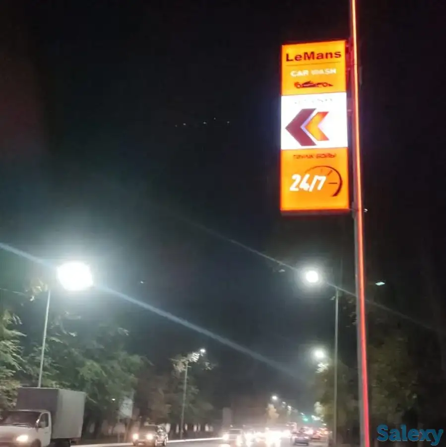 Указатель на фонарный столб освещения, фотография 2