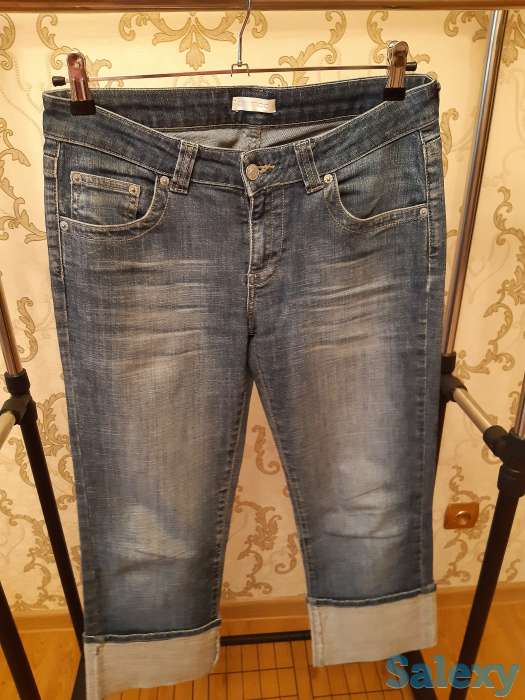 Джинсы классические и модные, синие и красные, с вышивкой и короткие, фотография 3