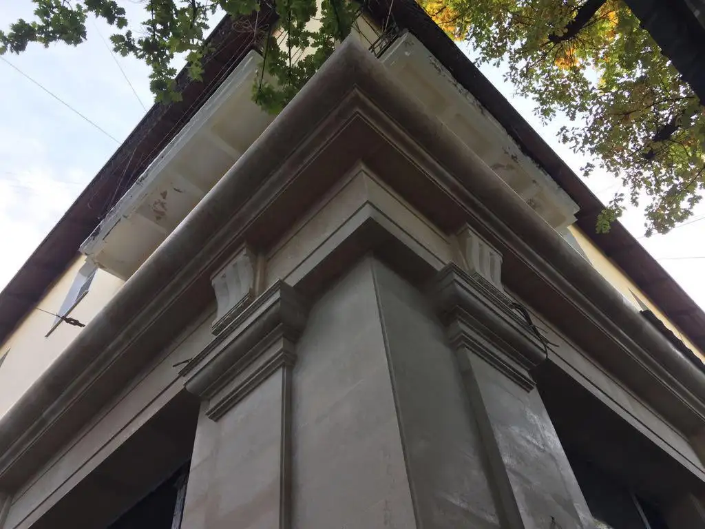 Изготавливаем кронштейн из травертина и гранита для отделки фасада. Делаем дизайн, замеры и монтаж, фотография 1