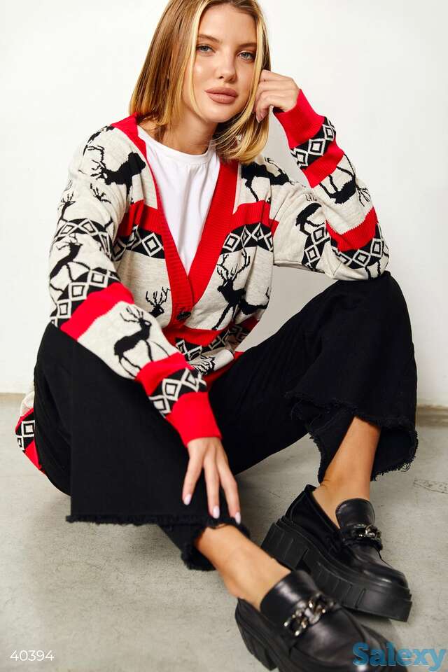 Кардиган с оленями в красной окантовке, фотография 1