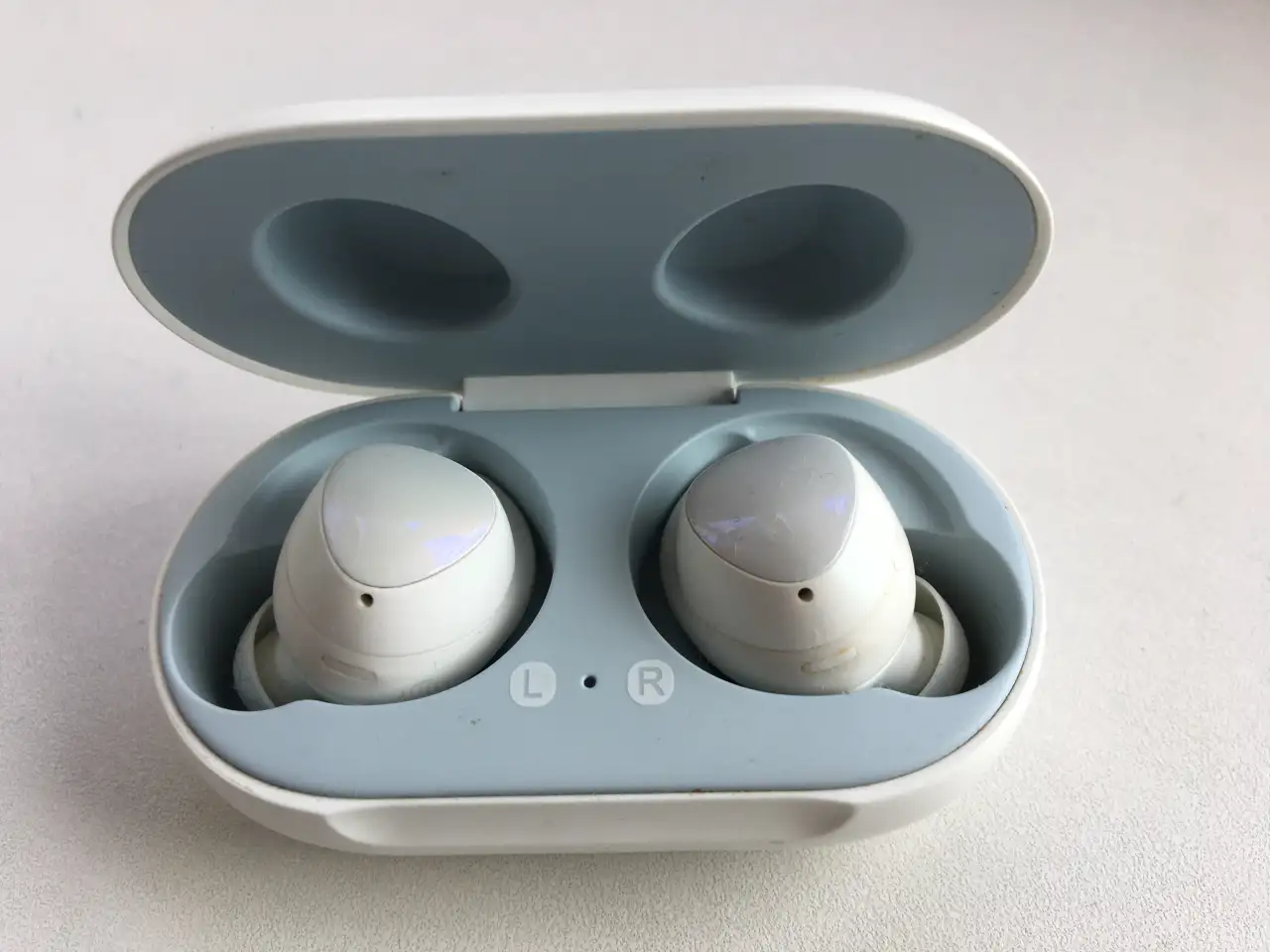 Проаются беспроводные наушники  SAMSUNG  Galaxy  Buds, фотография 3