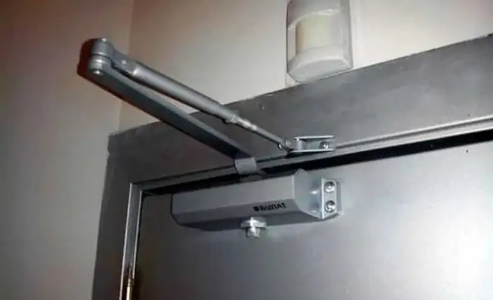 Доводчики дверные, установка, фотография 1