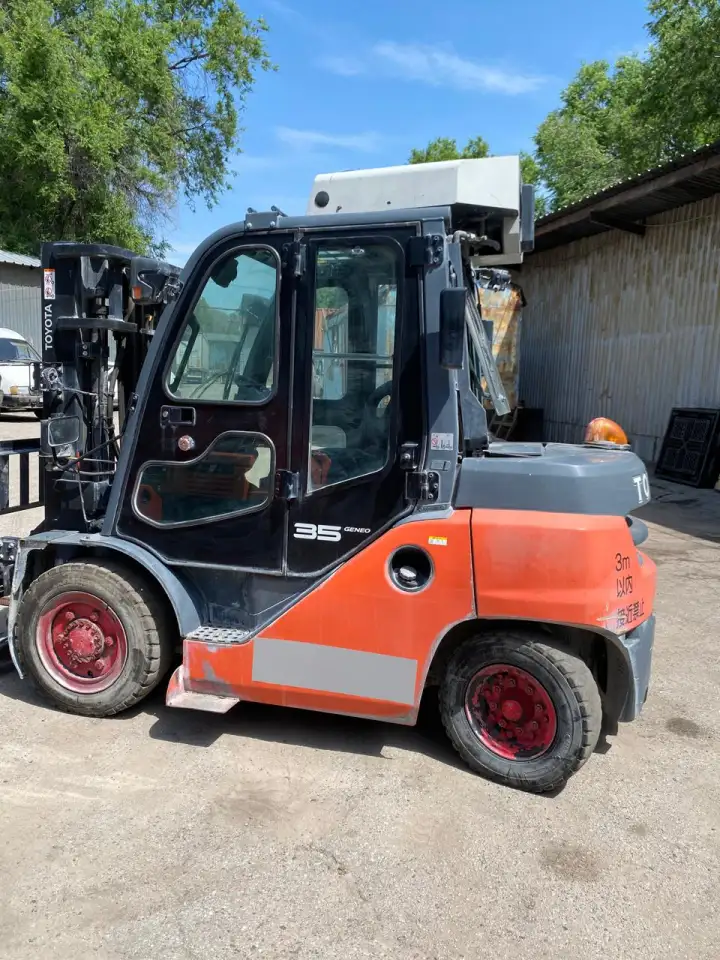 Вилочный погрузчик Toyota 8FD35 с кабиной из Японии, фотография 10