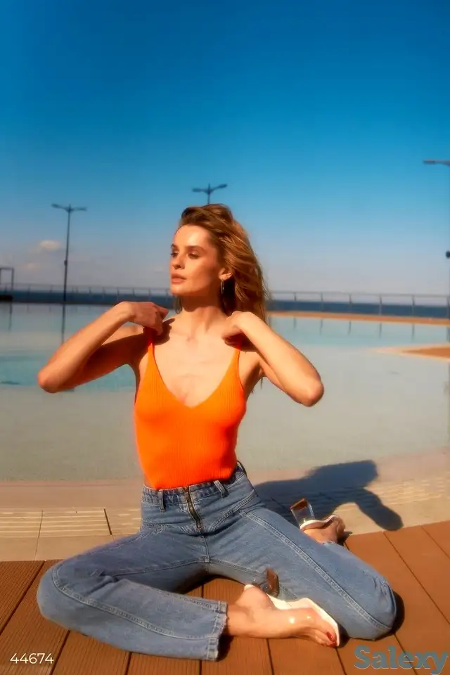 Оранжевый боди с вырезами, фотография 1