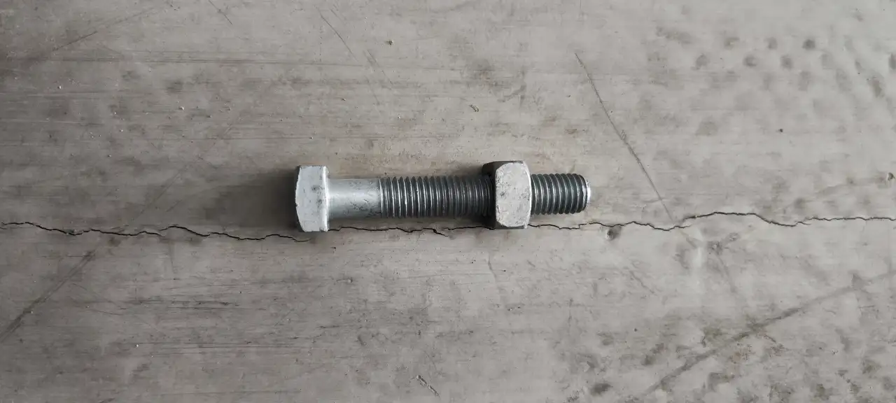 Болт крепления и гайка 58x4 для хомута на опоре, фотография 1