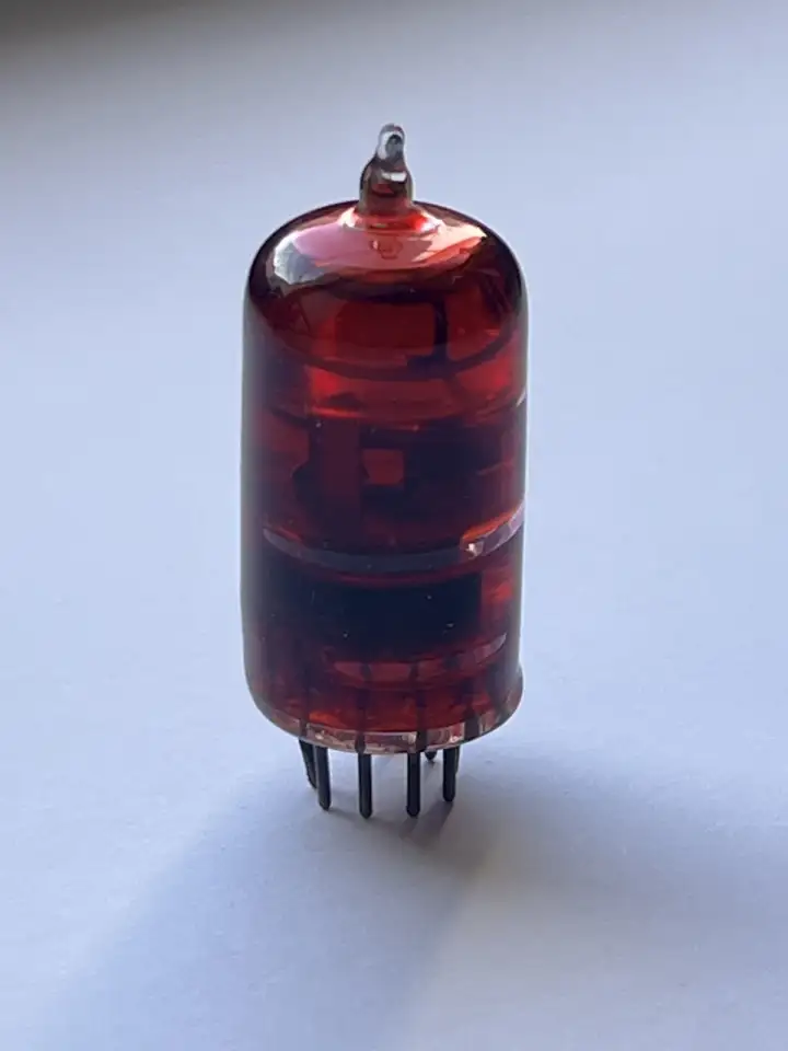 Лампа от старого радиоприемника с красной жидкостью, фотография 4