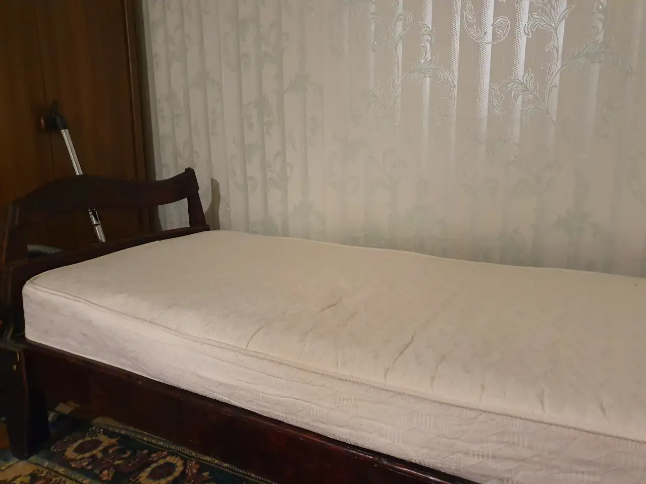 Продам деревянную кровать с матрацем в хорошем состоянии, недорого, фотография 1