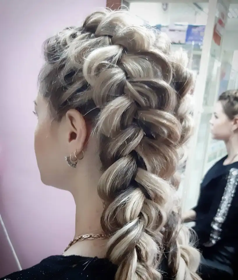 Маникюр, плетение волос, прически, фотография 6