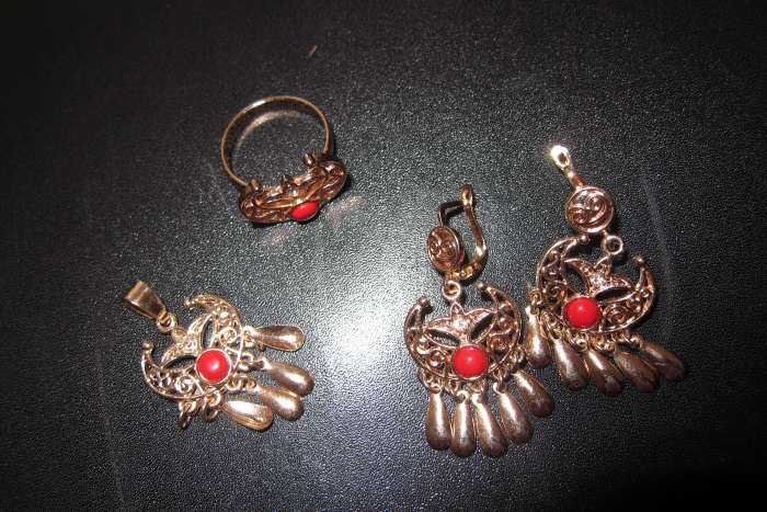 Бижуте́рия — украшения из недорогих материалов. , фотография 3