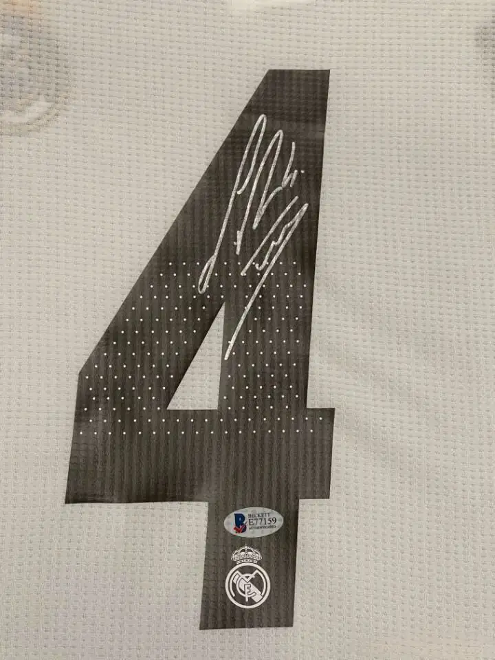 Футболка ФК «реал Мадрид» с автографом Серхио Рамоса сезон 2018-19, фотография 2