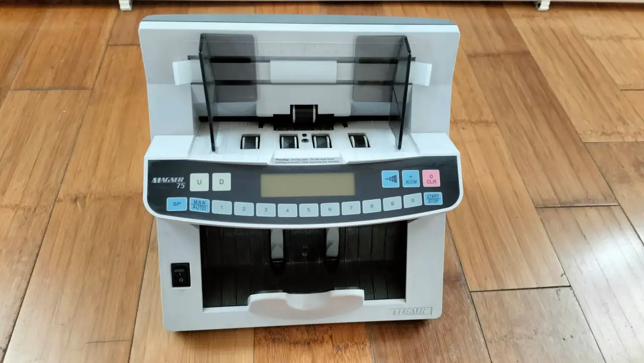 Счётная машинка для денег, фотография 1