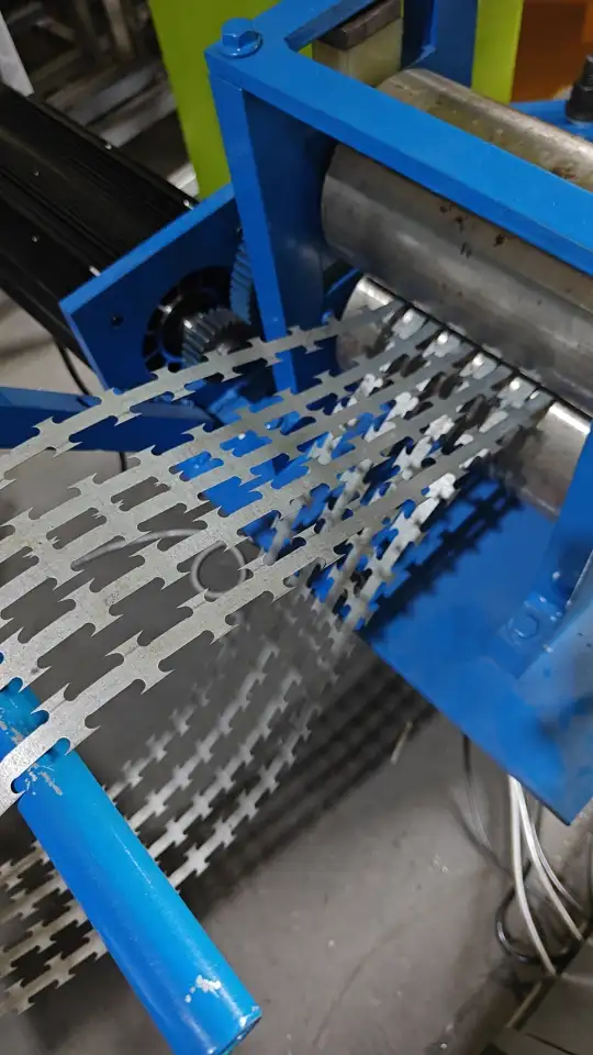 Линия для изготовления колючей проволоки из ленты, фотография 3