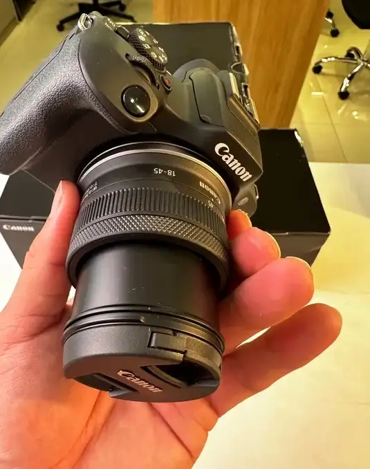 камера canon r100 с объективом 18-45 новая, фотография 1