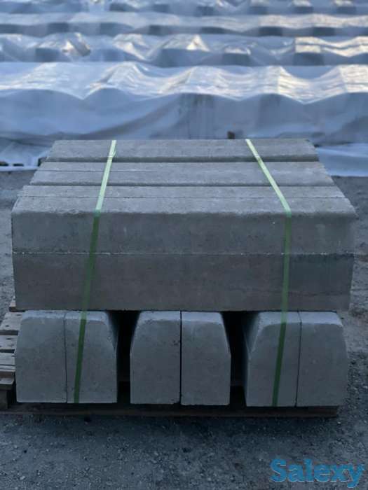 Бордюр дорожный цветная на сером цементе, фотография 1