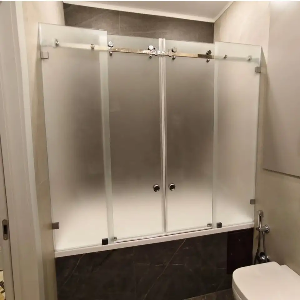 Изготовление и монтаж душевых перегородок из каленого стекла на заказ, фотография 4