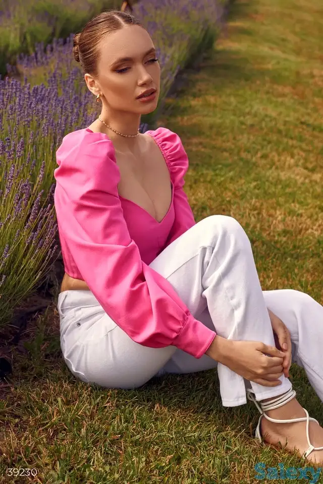 Малиновый топ с фигурным вырезом, фотография 1