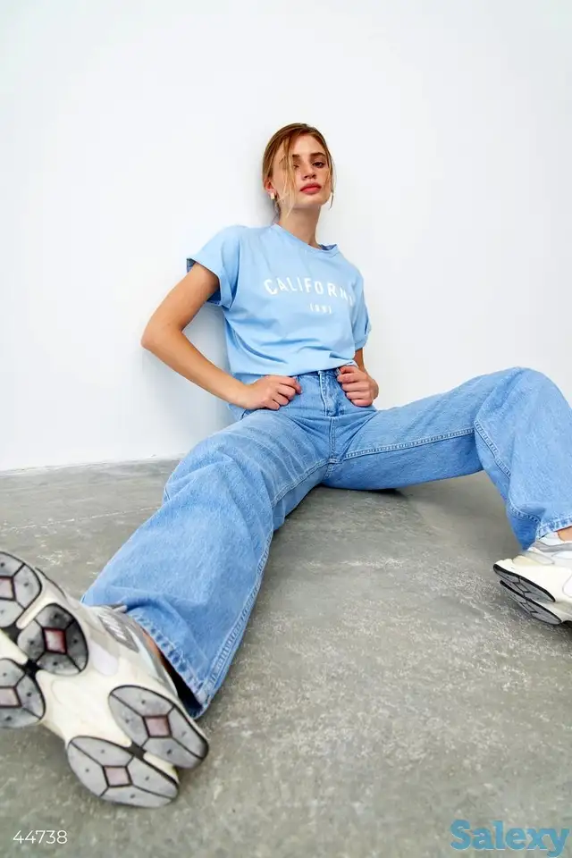 Голубая футболка с принтом, фотография 1