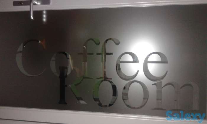 Оформление витрин: оклейка стекол оракалом, накладные элементы, 