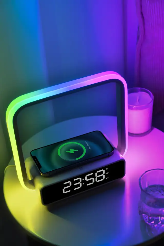 LED-светильник с RGB-подсветкой и беспроводной зарядкой, фотография 1