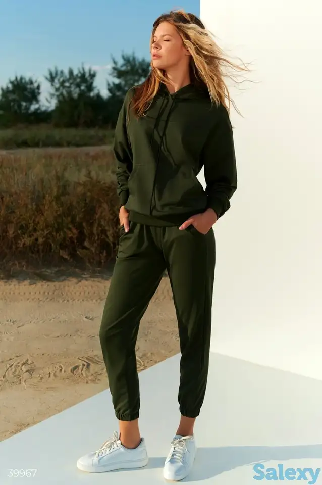Стильный костюм хаки с толстовкой, фотография 1