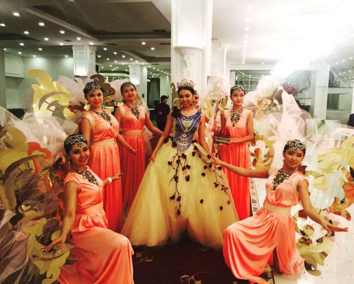 красивый и необычный выход молодоженов и невесты, фотография 1