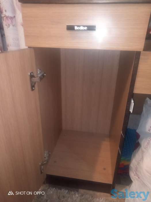 Продам туалетный столик отличного качества.Столик тяжёлый не из МДФ б/у продаем в связи что покупаем новый шкаф ., фотография 4