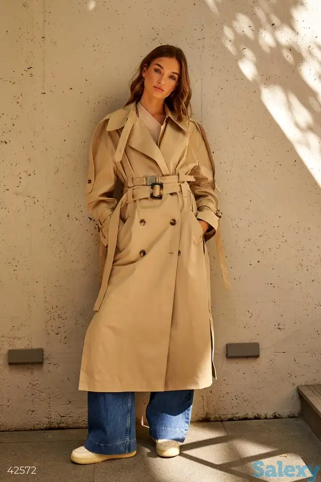 Плащ двубортный в бежевом цвете, фотография 1