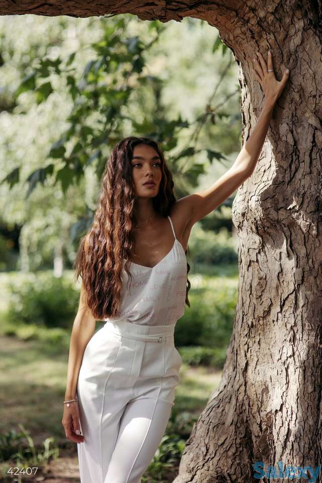 Белый топ с дизайнерским принтом, фотография 1