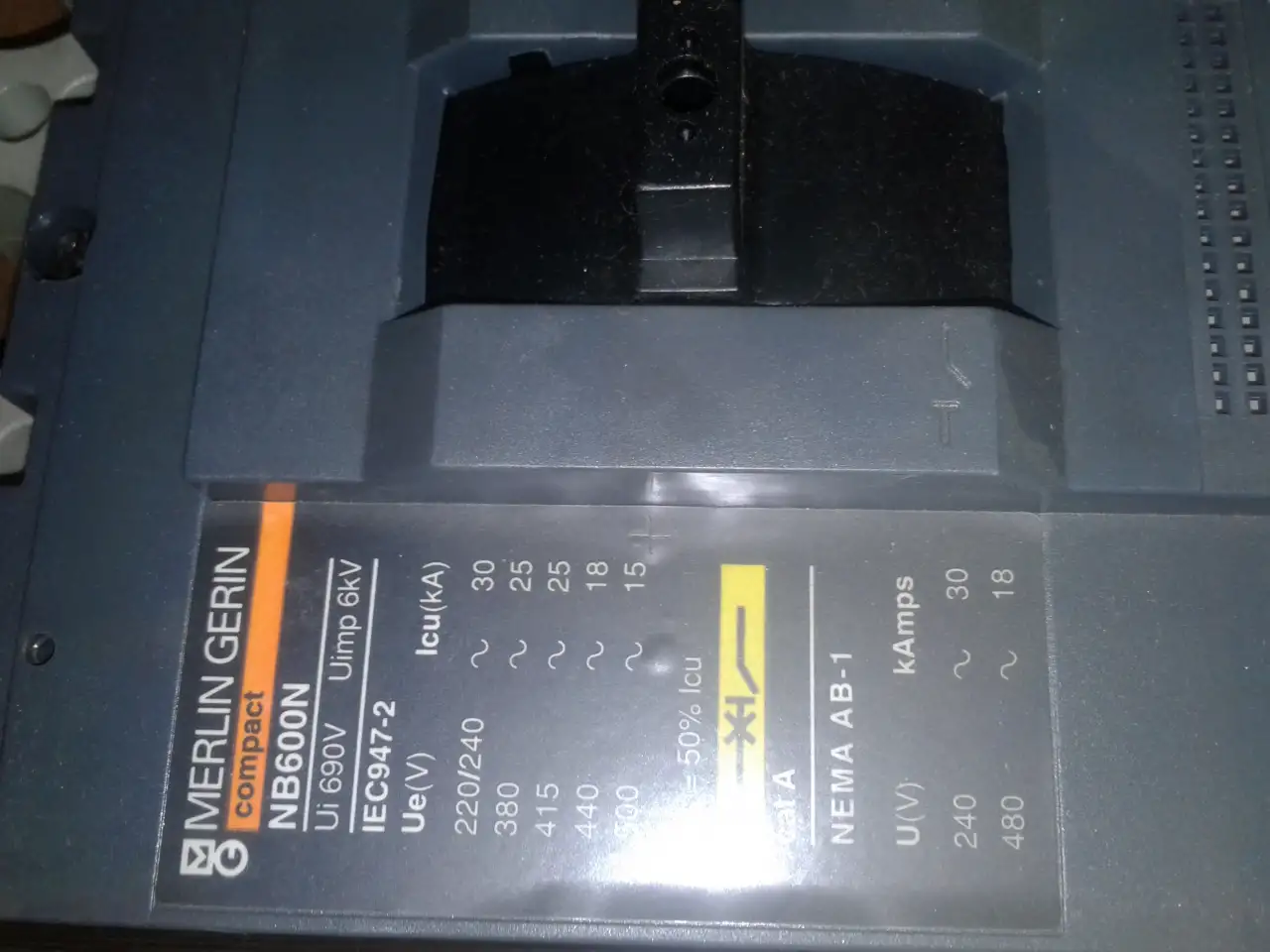 Автоматический выключатель  Schneider Electric  MERLIN GERIN NB 600 N   3р  500 А   32877, фотография 1