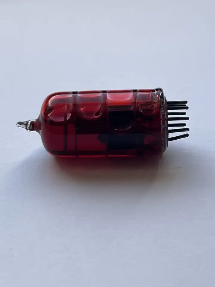 Лампа от старого радиоприемника с красной жидкостью, фотография 1