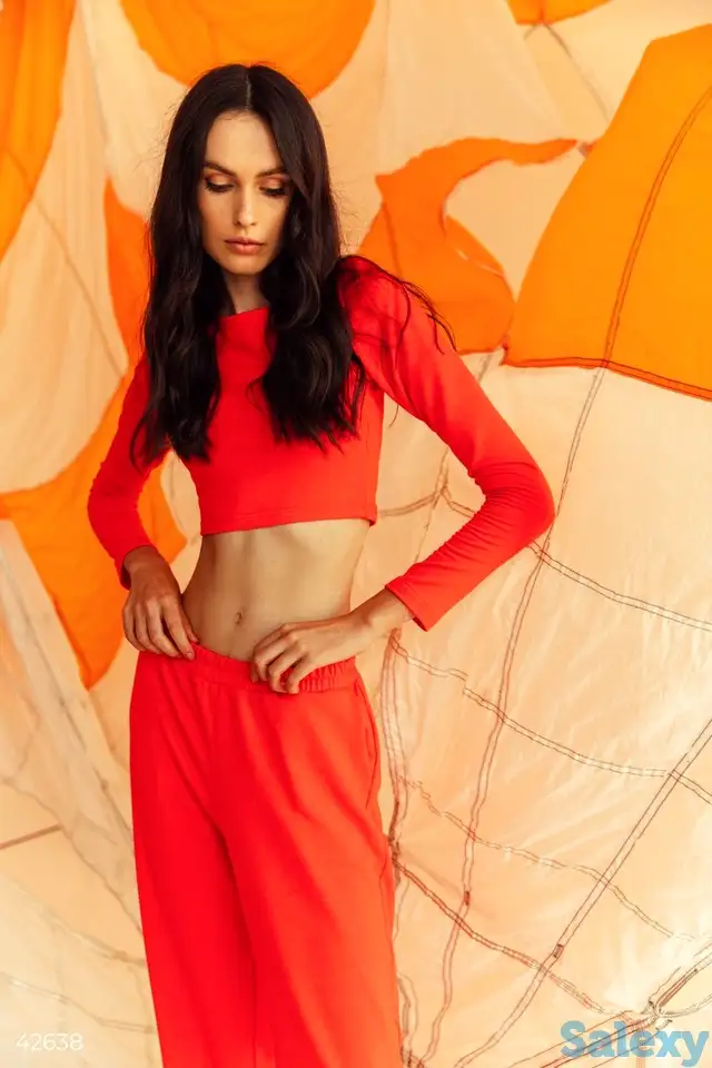 Оранжевый трикотажный костюм, фотография 1