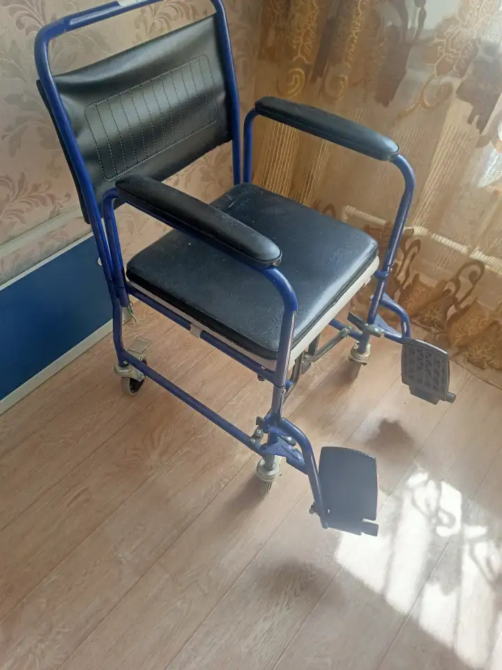 Кровать для лежачих,с подъёмным механизмом , антипролежневый матрас,кресло каталка с ёмкостью., фотография 4