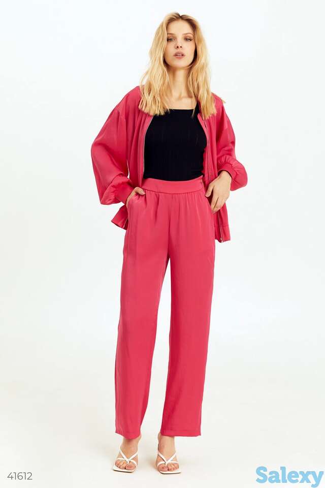 Атласные малиновые брюки, фотография 1