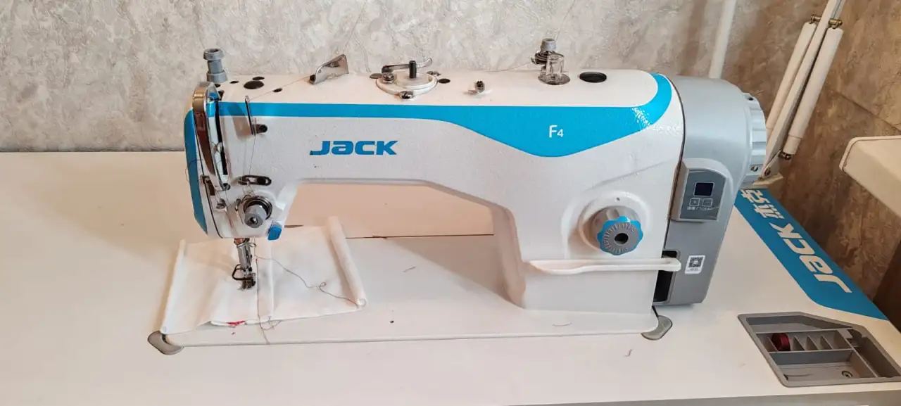 Прямострочная швейная промышленная машина Jack f4 со столом, фотография 2