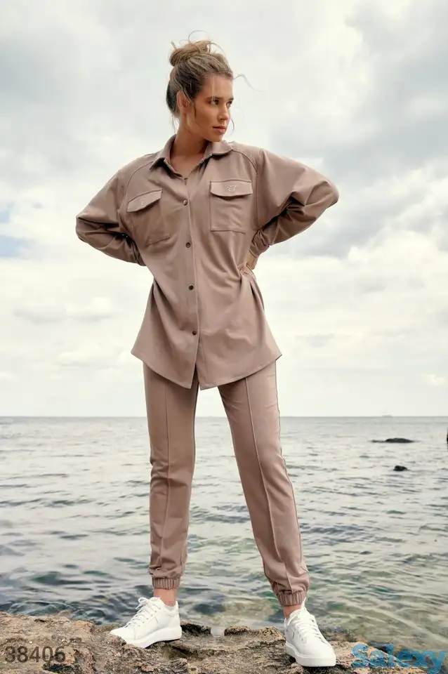 Бежевый костюм с рубашкой, фотография 1